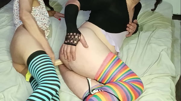 chico vestido de mujer penetrado por mujer