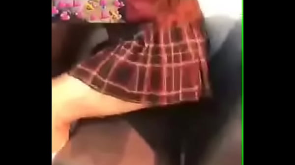 Colegiala haciendo twerk 