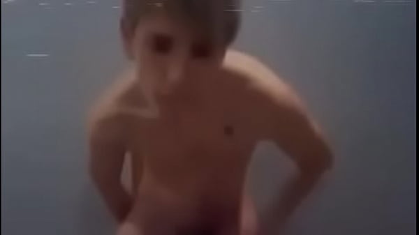 loiro sentando com vontade 