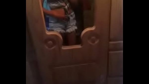 Ella disfruta mostrándose