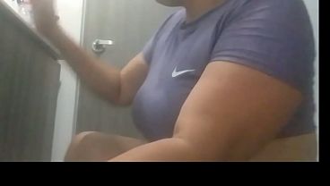 MILF se termina masturbando su gran coñ_o jugoso mientras esta sola en casa