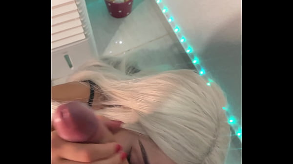 Feiti&ccedil;o de a bruxa loira hipnotiza com seu boquete profundo de halloween