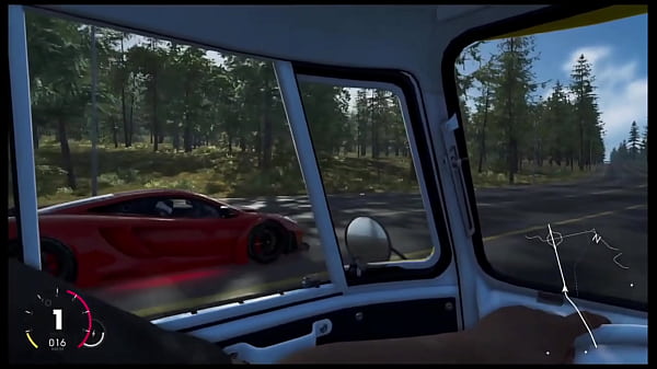 Mclaren sendo engolida por kombi 