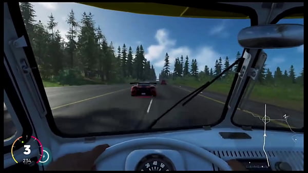 Mclaren sendo engolida por kombi 