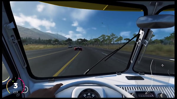 Mclaren sendo engolida por kombi 