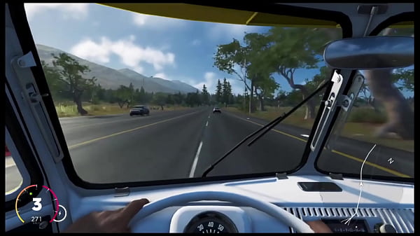 Mclaren sendo engolida por kombi 