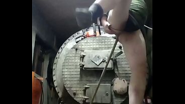 Этому гею мало просто секса.Поэтому он трахает свой анал палкой от метлы,а затем ебется в жопу прямо на улице в -30&deg;c! Эта шлюшка сошла с ума! thumbnail