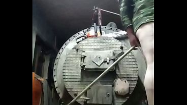 Этому гею мало просто секса.Поэтому он трахает свой анал палкой от метлы,а затем ебется в жопу прямо на улице в -30&deg;c! Эта шлюшка сошла с ума! thumbnail