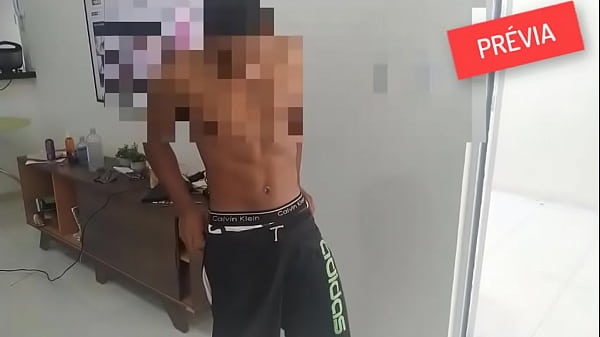 um novinho negro da pica de jumento que parece uma jiboia veio fornecer seu produto 