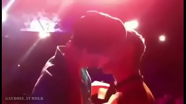 Rafael Alencar mijando e beijando um f&atilde; na boate 