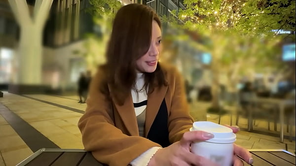 家庭では良き妻、外ではドmな淫乱雌犬！ホテルまで我慢できない&hellip;スリルとチ●ポを同時に味わう喉奥拡張セルフイラマ！首●め&スパンキングで美しい顔面と美尻を真っ赤に染めて本能剥き出しで求めあう！引き締まった美体をエビ反り連続ハメ潮絶頂！ Part1 thumbnail