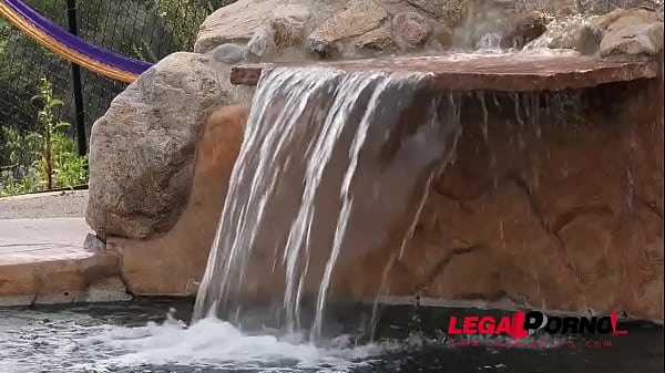 Nonton Muscular Stud Gets To Cram Insatiable Latina Maya Bijou's Pink By The Pool Gp692 thumbnail