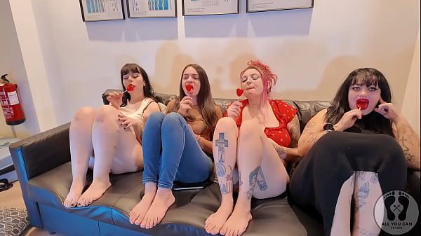 Nonton Four Girls Lollipop Chewing Gum Fetish Kissing Licking 4k thumbnail