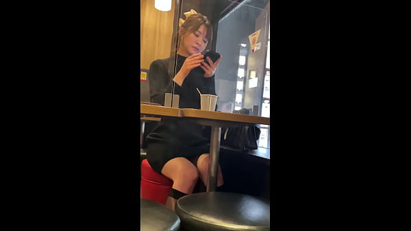 【パンチラ盗撮/電車痴●/自宅侵入/】新宿駅付近にてターゲット物色中にすれ違った【nちゃん】を追跡。後日、日常生活を盗撮、侵入、にて中出し及び腹に大量発射 thumbnail