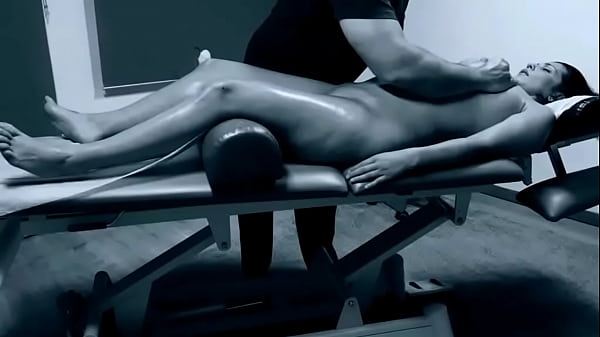 Llega al orgasmo mientras el la excita con sus manos 