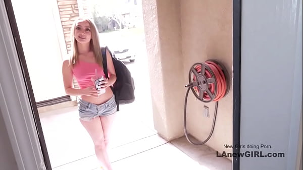 Hot_Teen Loves to Please a Big Throbbing Rod_with her Mouth