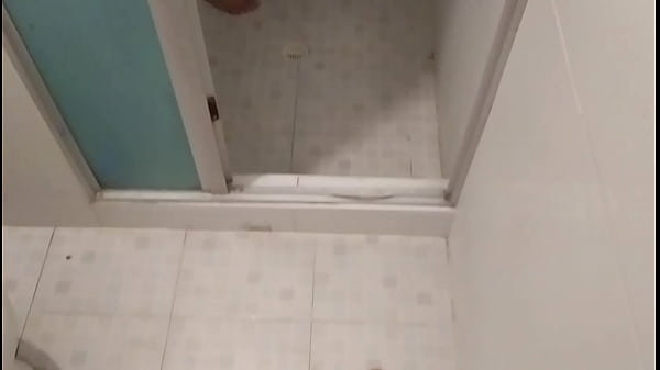 Play MP4 - Esp&iacute;o a la prima de mi esposa mientras se ba&ntilde;a y se da cuenta&period;