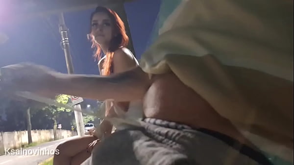Play MP4 - Punheta arriscada para bela ruiva no ponto de &ocirc;nibus&excl;