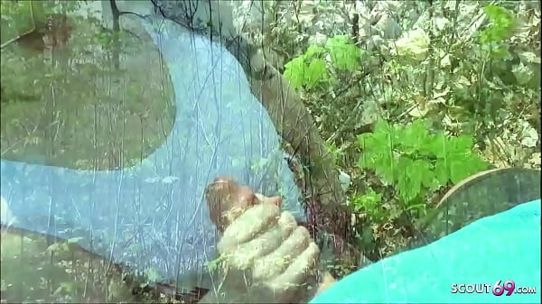 Kurvige 18 Jahre junge_Touristin in Berlin aufgerissen und im Park