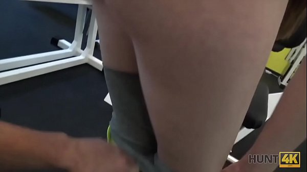 HUNT4K. Un lapin de gym_naïf a des relations sexuelles avecun homme