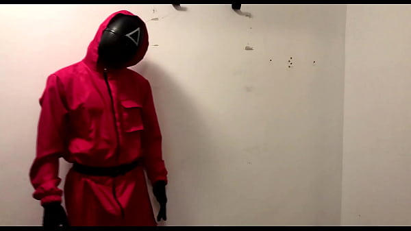 Play MP4 - The security guard from the "SQUID GAME" jerks off while no one sees