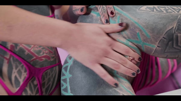 Alt babe keeps thrusting with her strap on until anuskatzz explodes in a squir 