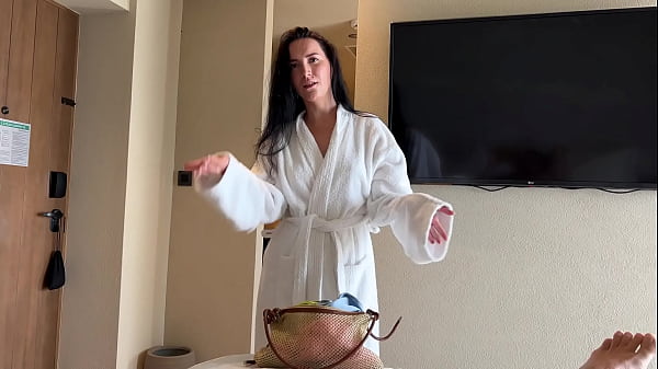 Play MP4 - Trying on swimsuits in front of stepson leads to passionate sex