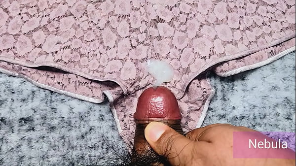 Use los panties usados de_mi noviapara masturbarme mientras ella_está deviaje me corrísobre su panty_rosa