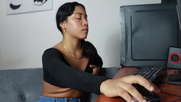 Play MP4 - TECNICO DEL INTERNET VIENE A REPARLARME EL WIFI PERO YO LE MUESTRO MIS TETAS PARA FOLLARLOMELO&comma; TENGO UN FETICHE DE FOLLARME A UN TECNICO DE INTERNET