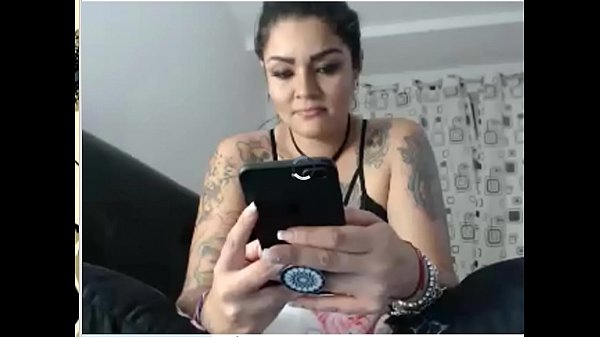 tatuada juega consus dildo