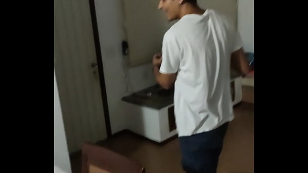 Play MP4 - Novinho gostoso ficou com a m&atilde;o molhadinha