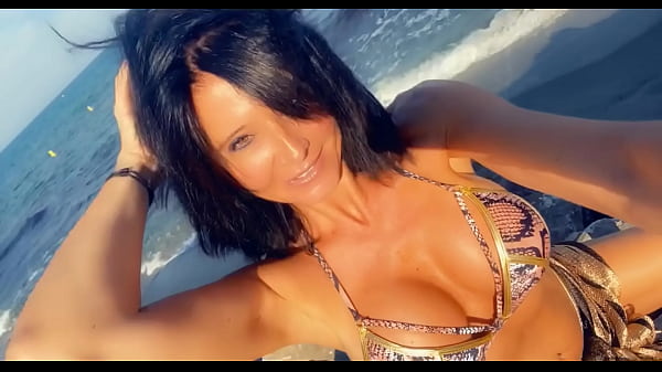 Nonton Je Profite Du Dernier Jour De Plage thumbnail