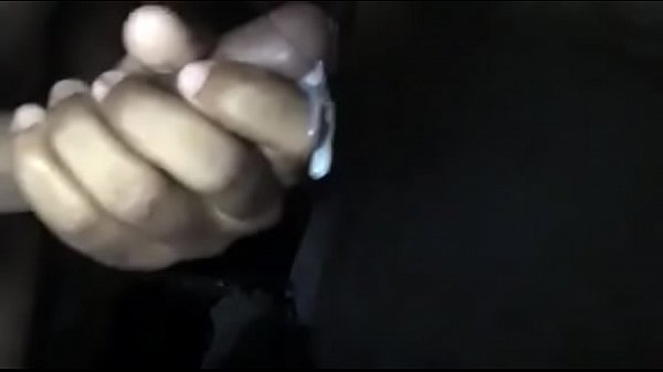 Rico chico me envia un video masturbandose antes de ba&ntilde_arse