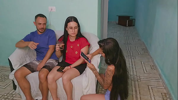 Play MP4 - SEXO ARRISCADO com amiga da ESPOSA pego no flagra