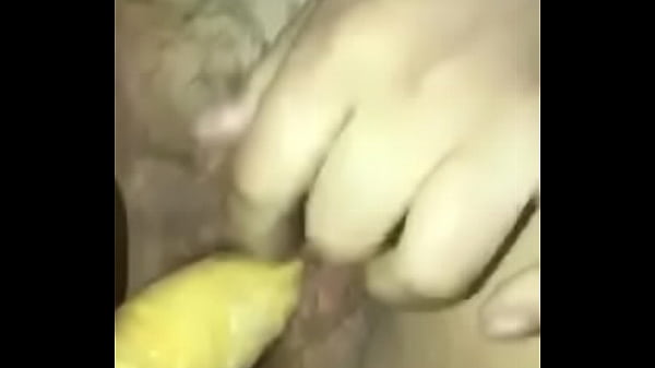 La señora comiéndoseun plátano machó