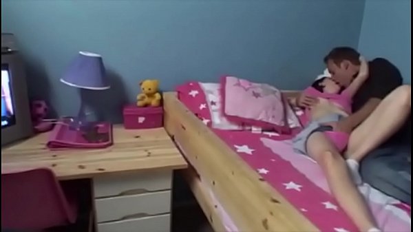 Elle travaille comme nounou elle a maintenant quelque chose qui est aussi dur et qui se moque