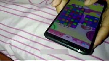 Nonton Mi Compa&ntilde;era De La Cesar Vallejo Se Deja Follar Mientras Juega Candy Crush Y Le Dejo La Vagina Llena De Leche thumbnail