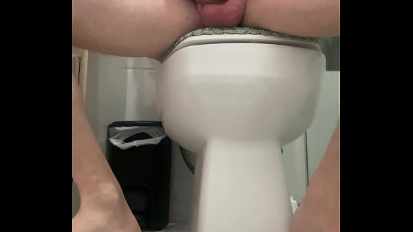 Sozinho em casa, esposa no plant&atilde;o, resolvi desestressar com uma punheta 