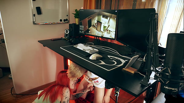 Gamer girlfriend gets her pussy licked and fucked while playing pc games