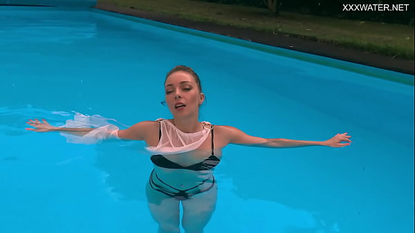 Big tits_Anastasia Ocean swimming naked underwater