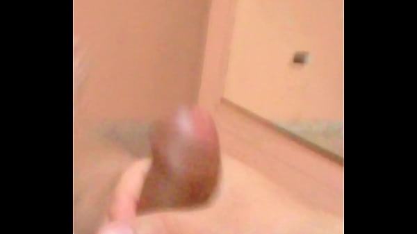 joven pajero saca su leche 