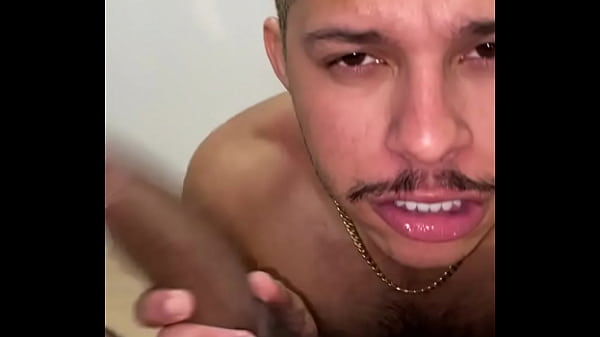 Play MP4 - O Namorado da Minha Amiga Pauzudo n&atilde;o Resitiu e pediu pra me comer e eu acabei cedendo dei bem gostoso a ele 23CM bem Grosso de Pau