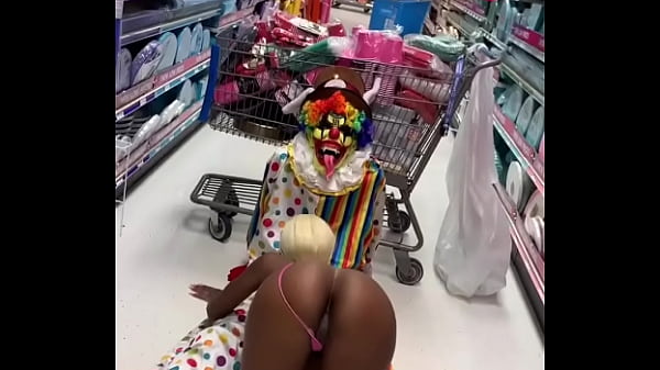 Play MP4 - Clown gets dick sucked in party city