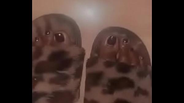 Play MP4 - Hot babe pretty feet and hands