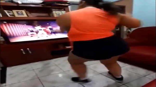 Cuz&atilde;o grande rebolando cheia de celulite cara de puta 