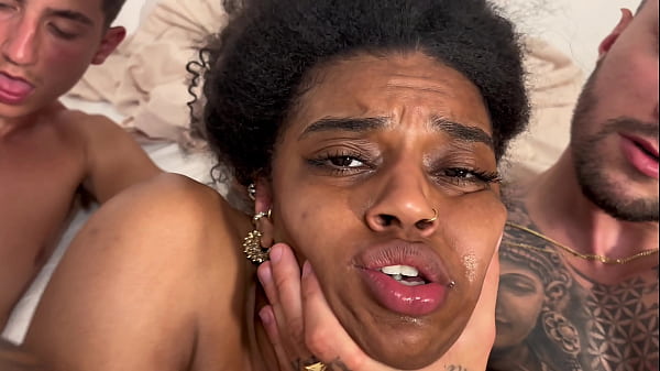 Primer doble vaginal a delgada ebony quiere probar si la caben 2 pollas