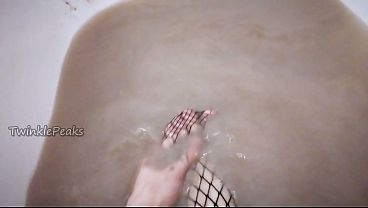 From thick clay mess to clean pretty feet in bath