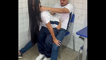 Novinha anos na sala de aula do ensino medio de fortaleza dando pro amigo sem camisinha
