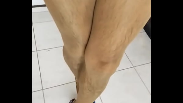 Linda travesti con medias, pantimedias y tacones 