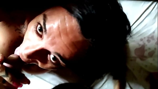 Play MP4 - Travesty em busca de aventura invade casa abandonada e mete com morador de rua muito louco